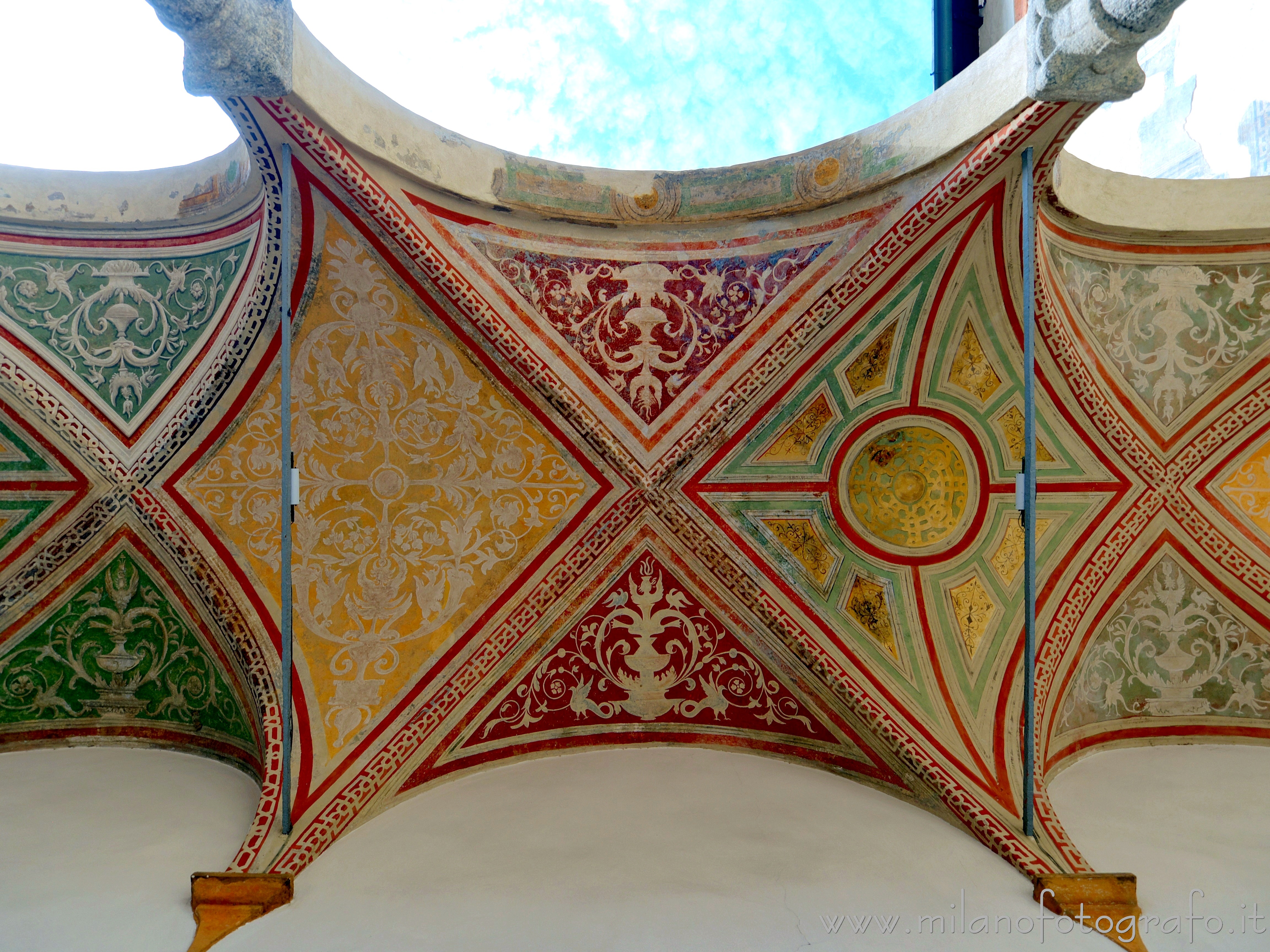 Milano - Chiostri di San Simpliciano - Volte affrescate nel Chiostro Piccolo - Foto a piena risoluzione